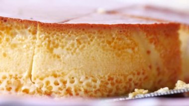  Masadaki tabakta karamel kremalı puding. ,