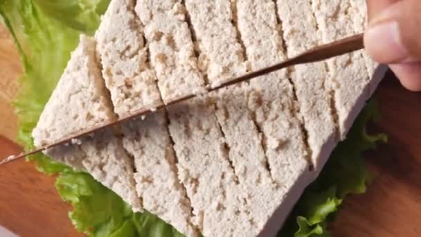 Widok Góry Plasterek Tofu Desce Krojenia Stole — Wideo stockowe