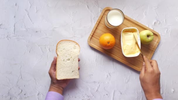Ahşap Tahta Üzerinde Bıçak Ile Tereyağı Kızarmış Ekmek Üzerine Yayılıyor — Stok video