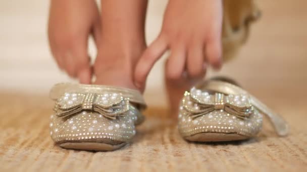 Stopy Dziecka Noszące Sandały Zbliżenie — Wideo stockowe