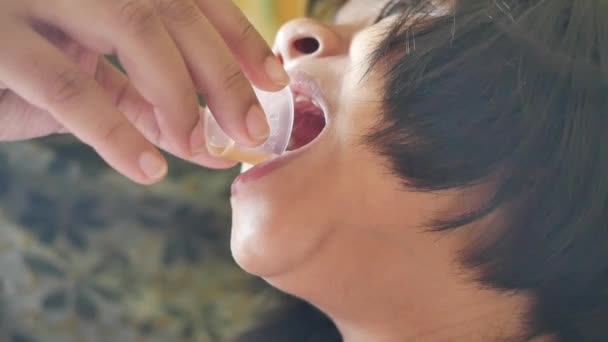 Folyékony Gyógyszert Szedő Gyermek Közelről — Stock videók