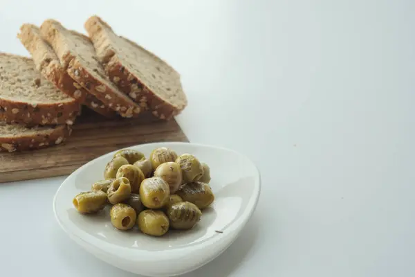 Pane Olive Alla Griglia Turche Sfondo Bianco — Foto Stock