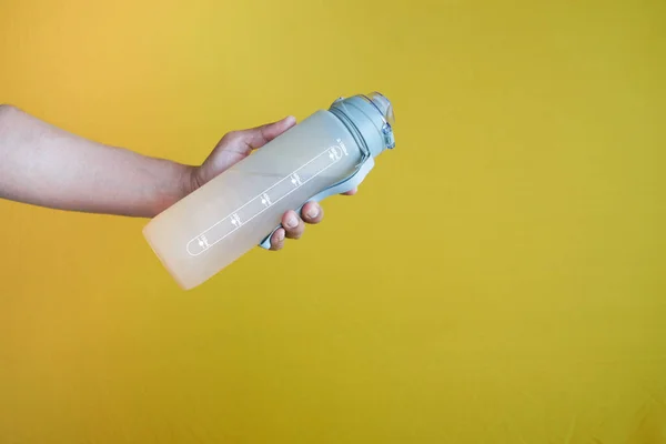 Eine Wasserflasche Aus Nächster Nähe Halten — Stockfoto