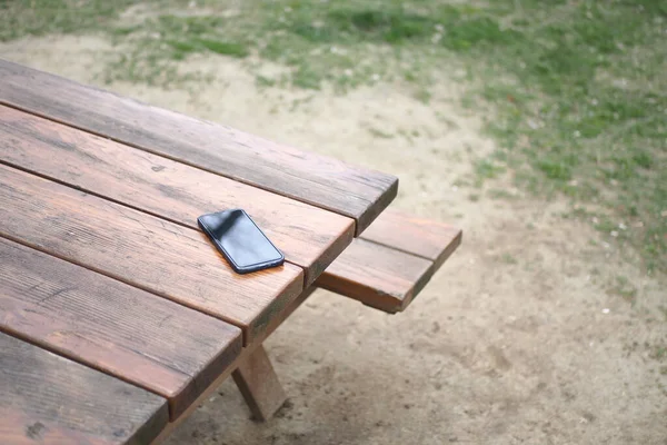 Ξεχάστε Smartphone Ένα Παγκάκι Πάρκο Έχασε Έξυπνο Τηλέφωνο — Φωτογραφία Αρχείου