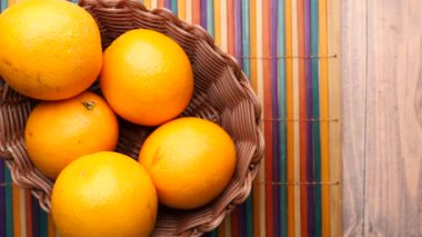 Bir kasede bir dilim portakal meyvesini yakın. .