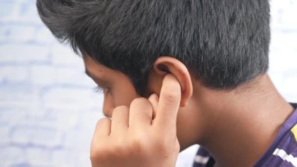 Έφηβος Αγόρι Έχει Πόνο Στο Αυτί Αγγίζοντας Επώδυνο Αυτί Του — Αρχείο Βίντεο