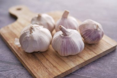 Beyaz arkaplanda pf sarımsağı kapat,,