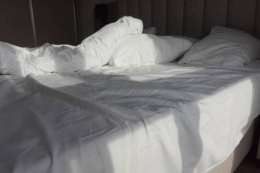 Sabahın köründe dağınık yatak, uyandıktan sonra dağınık yatak. .