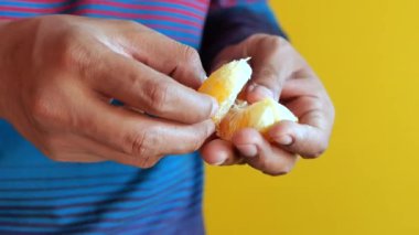 Portakal meyvesi yemeye yakın ol. .