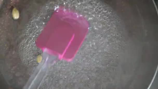 白砂糖をテーブルの上の水に注ぐと — ストック動画