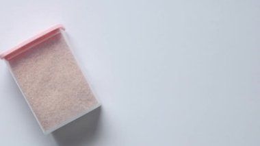 Çiğ, kurutulmuş pembe Himalaya tuzu beyaz bir kabın içinde. ,