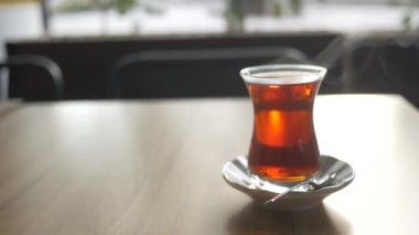 Geleneksel Türk çayı beyaz masada 