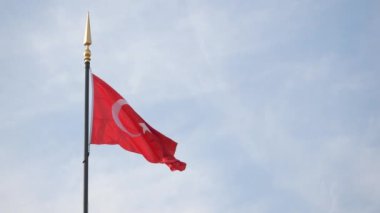 Gökyüzüne Karşı Türk Bayrağının Düşük Açı Görünümü