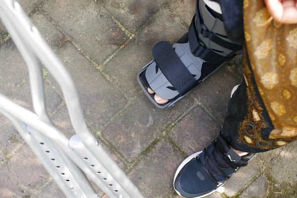 Women Broken Feet Grey Plastic Boot Ankle Brace Injury Protecting — Stock Photo, Image