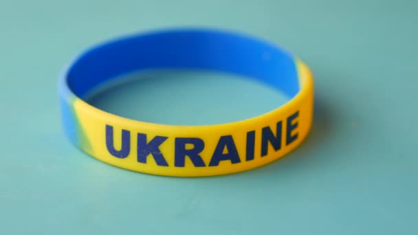 Hand Pick Blauwe Gele Polsband Kleuren Van Vlag Van Oekraïne — Stockvideo