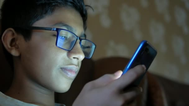 Хлопчик Підліток Сидить Дивані Використовуючи Смартфон Вночі — стокове відео