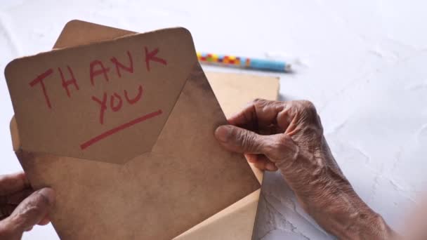 老年妇女牵着你的手谢谢你的信 后视镜 — 图库视频影像