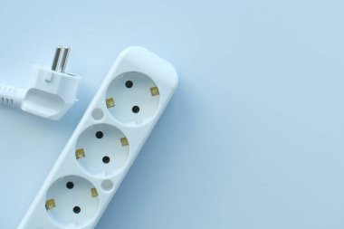 Elektrik şalteri ve fişi masaya takın .