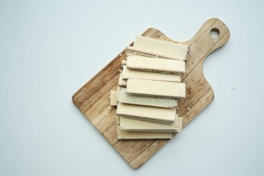  Masadaki tahtanın üzerinde çikolatalı gofretin üst görüntüsü. .