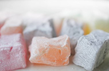  Türk lokumu veya lokum kırmızı, yeşil, turuncu ve sarı renkler