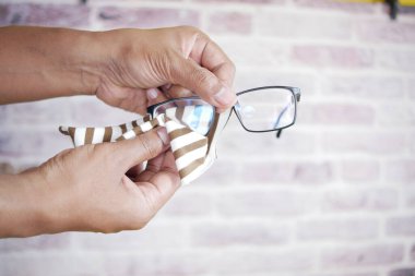 Peçeteli gözlük temizleme. .