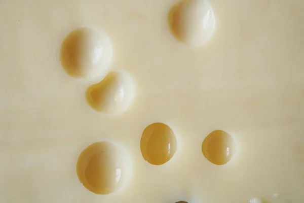 Нарезанный Сыр Отверстиями Доске Рубки Столе — стоковое фото