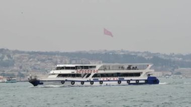 İstanbul 'daki İstanbul Boğazı' ndan feribot kalkıyor. .