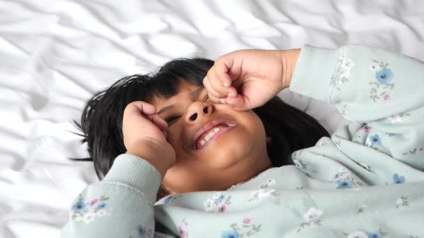Yaşında Üzgün Bir Çocuk Yatakta Ağlıyor — Stok video