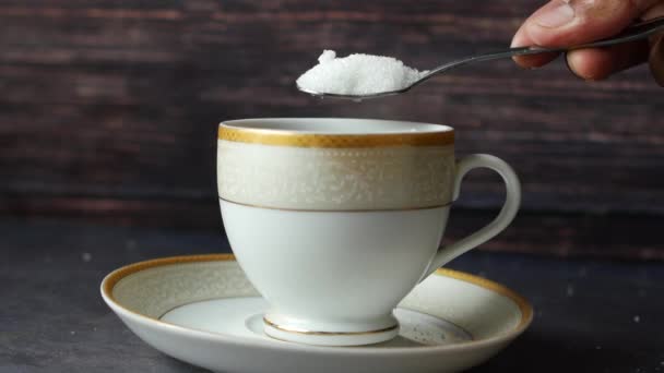 Câmera Lenta Derramar Açúcar Branco Uma Xícara Café Vista Superior — Vídeo de Stock