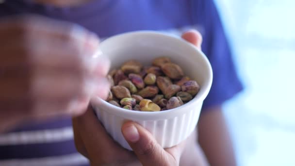 Mannen Met Hand Pistachenoten Plukken — Stockvideo