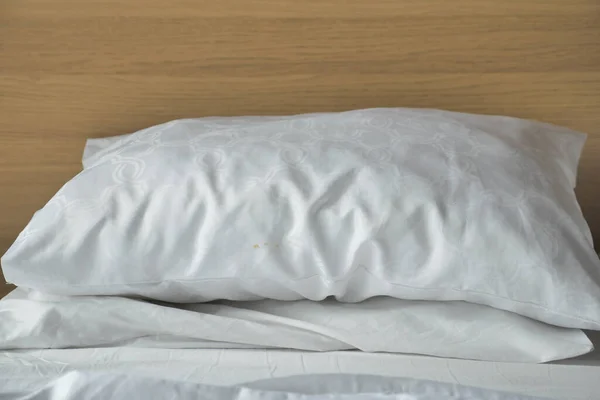 Λευκό Μαξιλάρι Παρατάσσονται Στο Κρεβάτι — Φωτογραφία Αρχείου