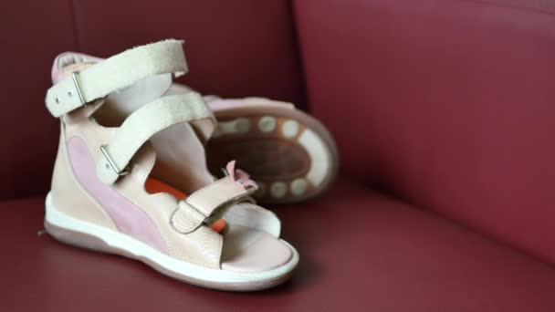Kinder Zerebralparese Orthese Schuhe Auf Sofa — Stockvideo