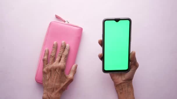 Старші Жінки Використовують Смартфон Зеленим Екраном — стокове відео