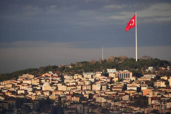 トルコ国旗のあるイスタンブールの街並 — ストック写真