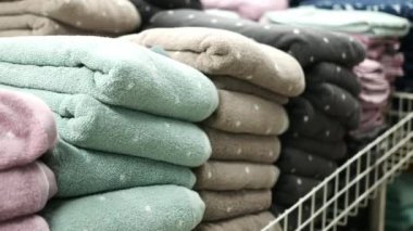 Masadaki duş havlusunu kapat..,