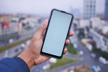 Akıllı telefon kullanarak genç adamın elini kapat.