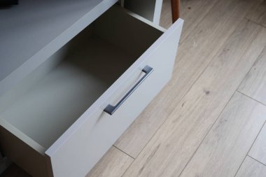 Açılmış boş bir çekmecenin üst görünümü .