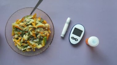 Masada diyabetik ölçüm aletleri ve sağlıklı yiyecek var. ,