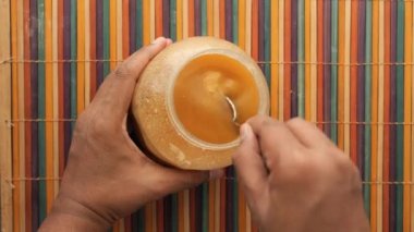 Ev yapımı kahve kabın içinde masanın üstünde.