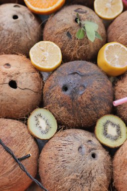 Masa örtüsünün üzerinde bir dilim taze hindistan cevizi. .