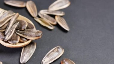 Masadaki bir kasede güneş tohumu ,