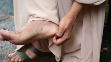 Genç erkekler ayaklarında acı hissediyorlar. ,