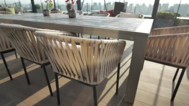 Çatı katındaki kahve dükkanındaki modern kanepe dinlenmek için. .