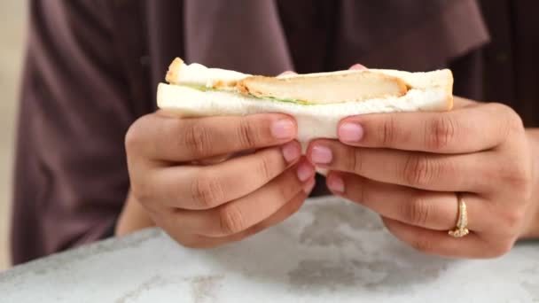 吃鸡蛋三明治的妇女 — 图库视频影像