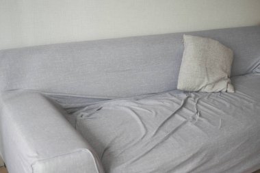 Yastıklı dağınık kanepe. .