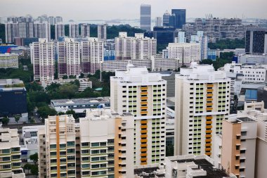 Güneşli bir günde Singapur şehir binalarının sanatsal manzarası ,