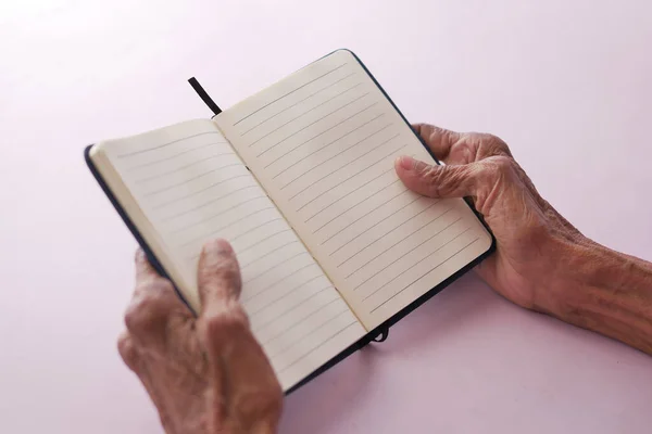 Пожилые Женщины Поворачивают Пейджер Дневника — стоковое фото