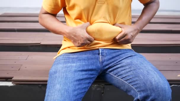 Erkeklerin Ele Tutuşması Aşırı Göbek Yağları Aşırı Kilolu Kavramlar — Stok video