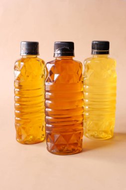 Bir kavanozda hardal, zeytin ve ayçiçeği yağı. .