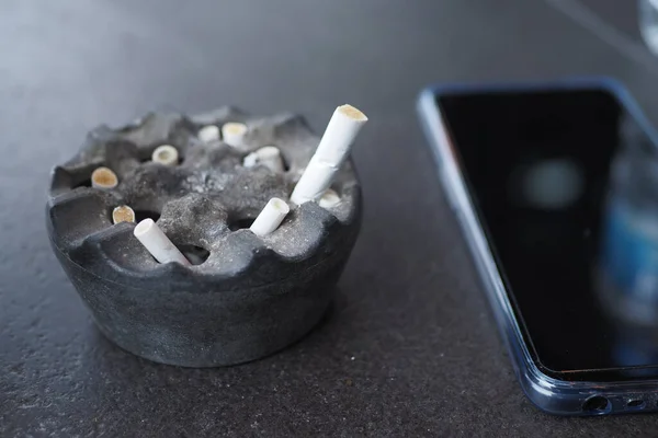 Chiudere Bruciando Sigaretta Nel Posacenere — Foto Stock